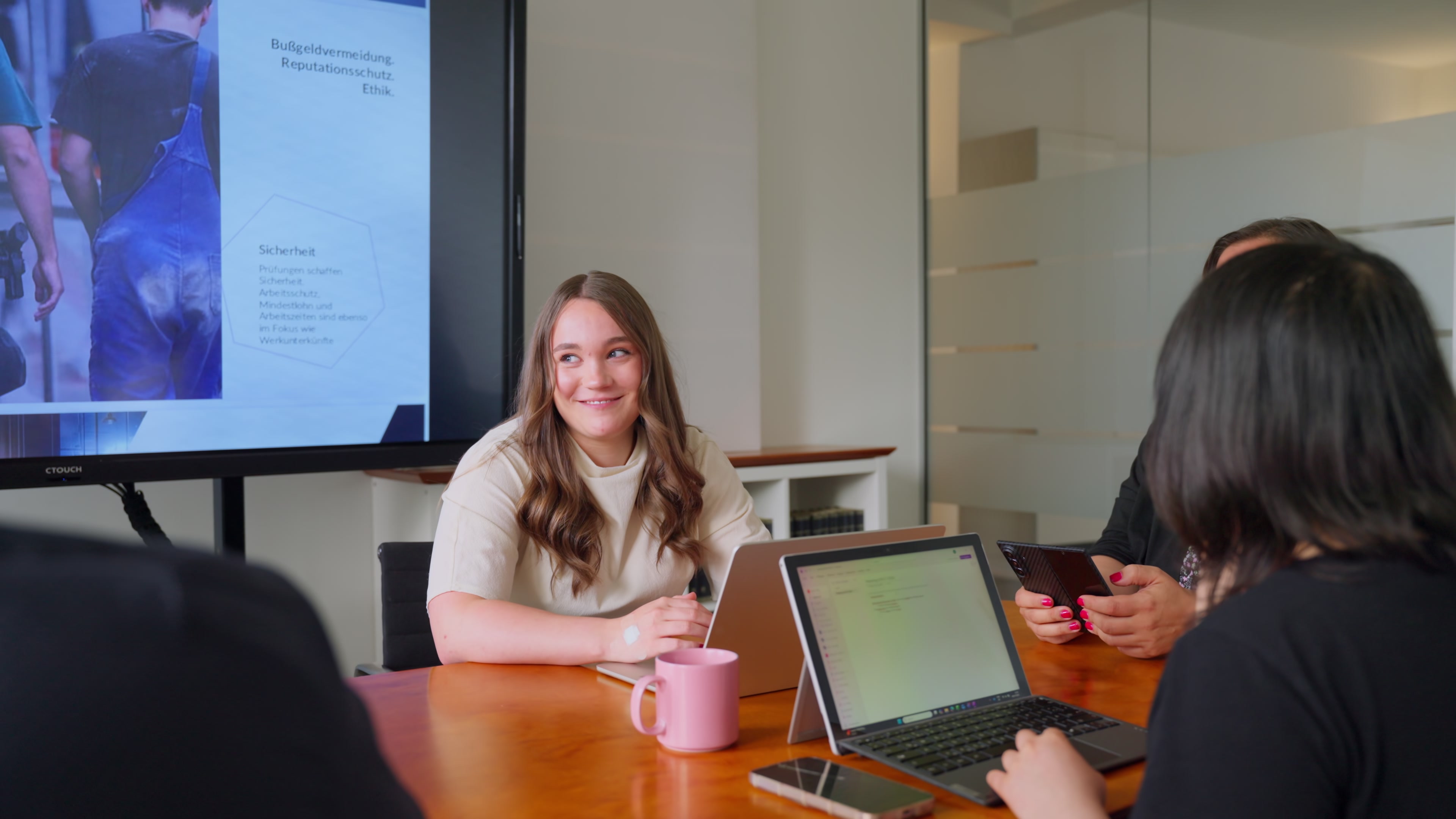 Beraterin von adverit compliance im Workshop zu sensiblen Daten