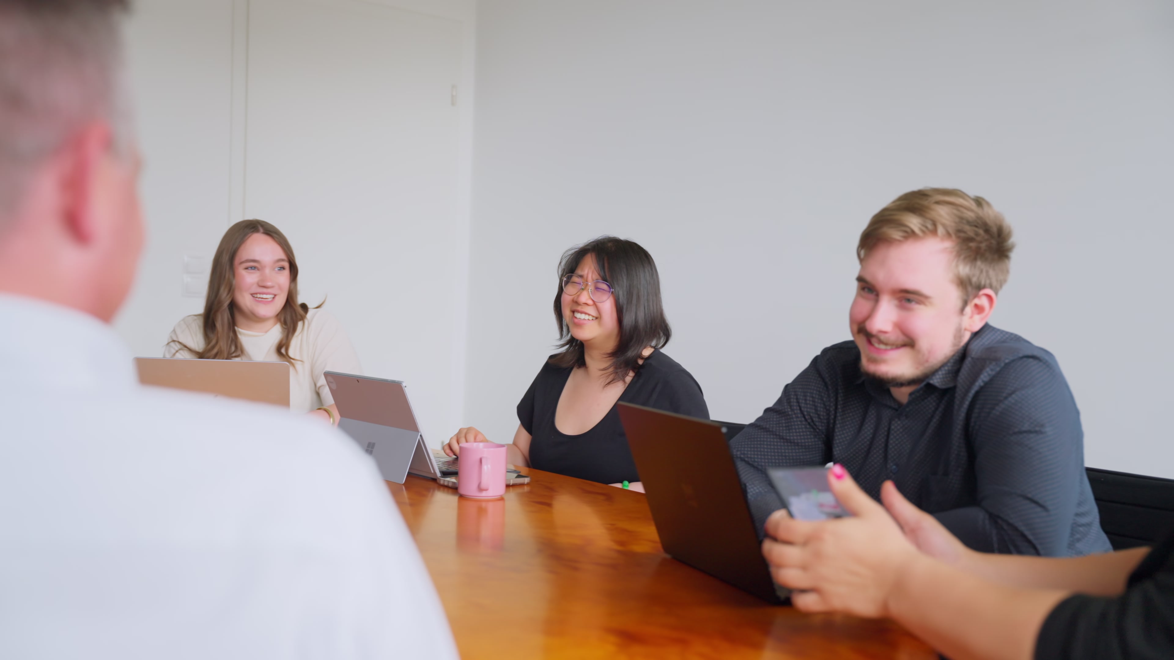 Team von adverit compliance in einer Besprechung
