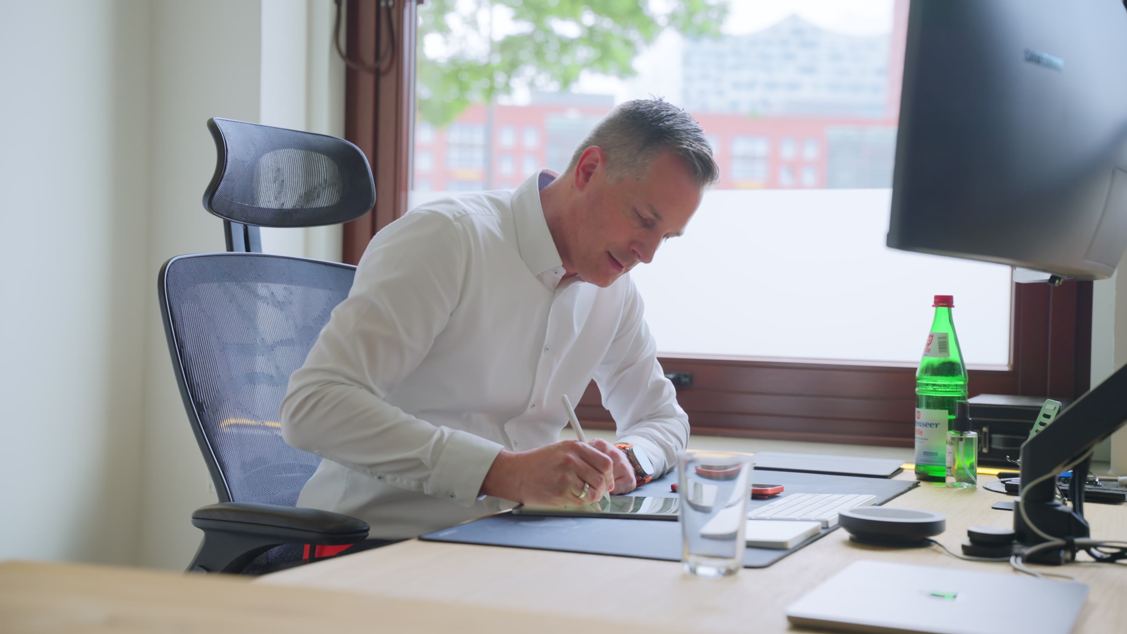Berater von adverit compliance am Schreibtisch im Hamburger Büro