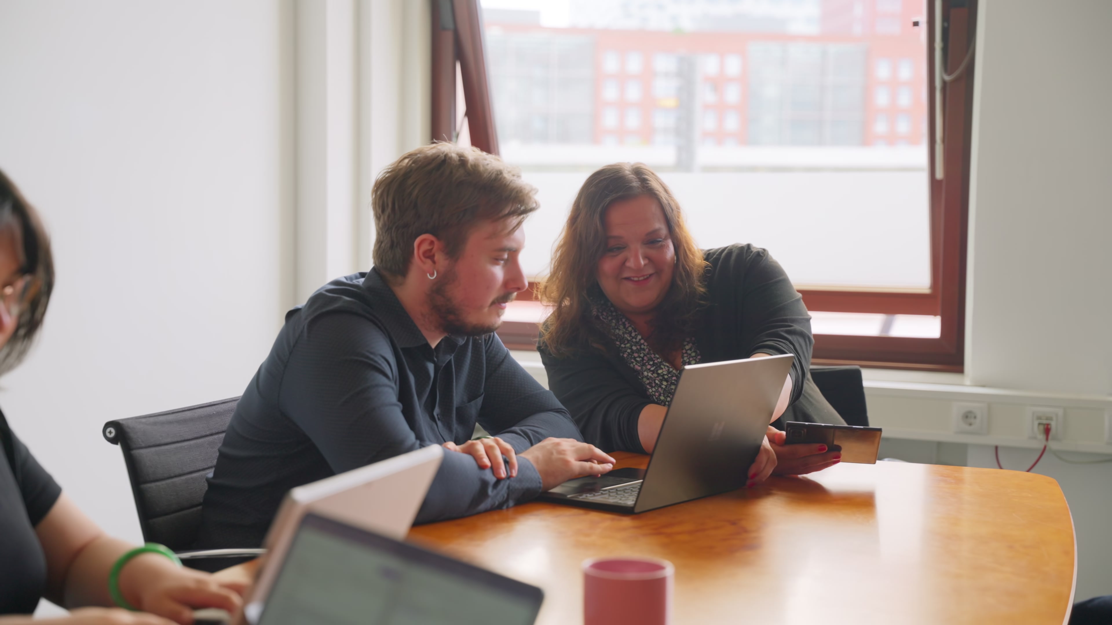 Beratungsgespräch zu Datenschutz in Kanzleien am Laptop