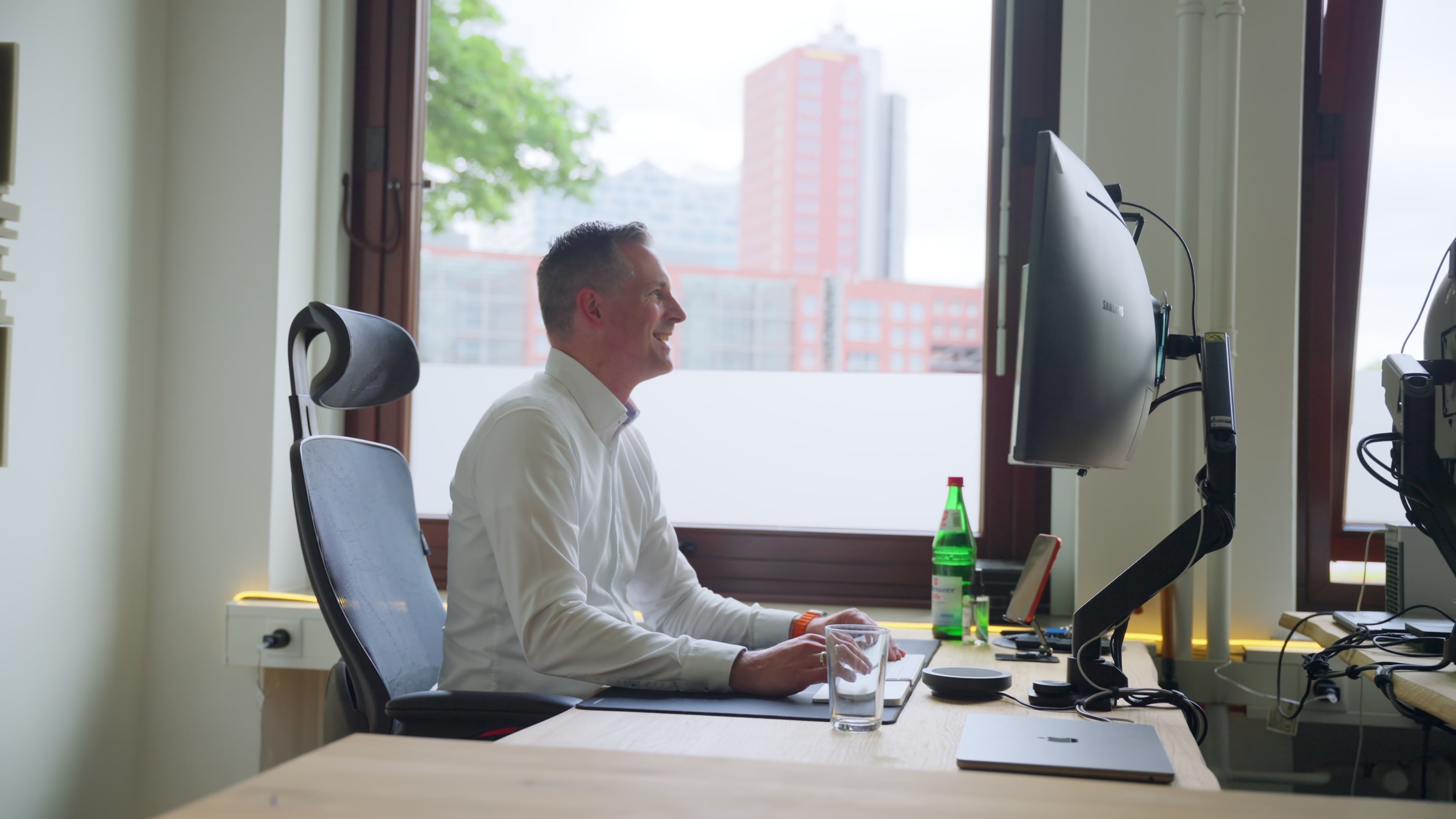 Berater von adverit compliance am Telefon im Büro in Hamburg