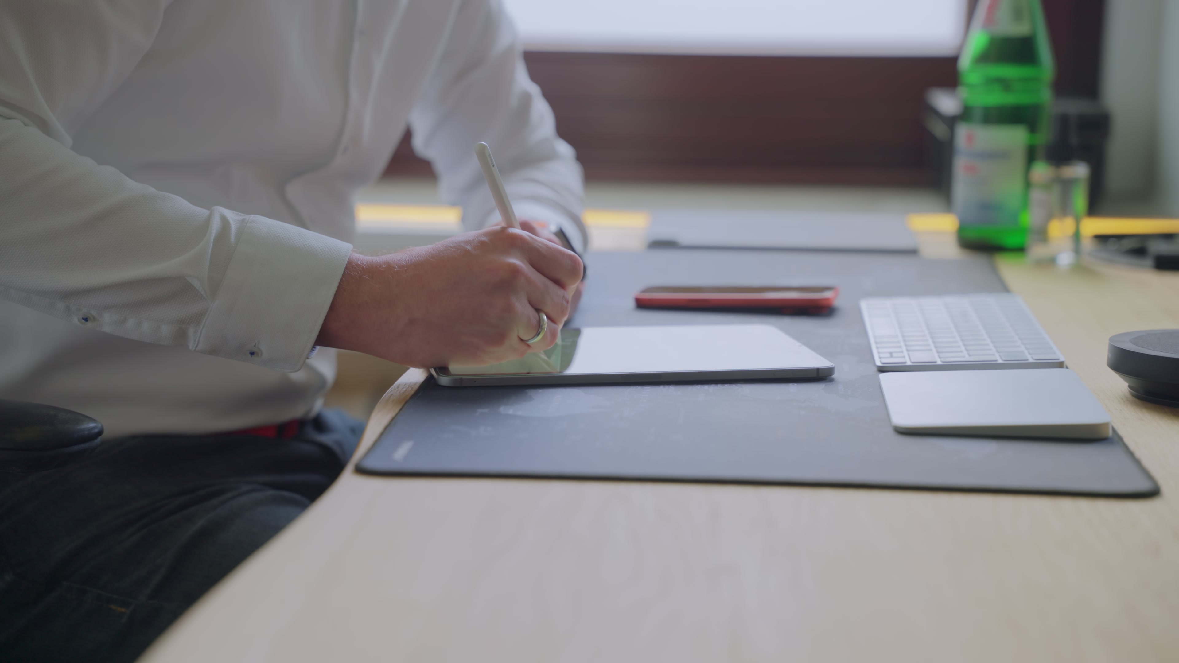 Notizen auf dem Tablet – Wissen für Ihre Compliance