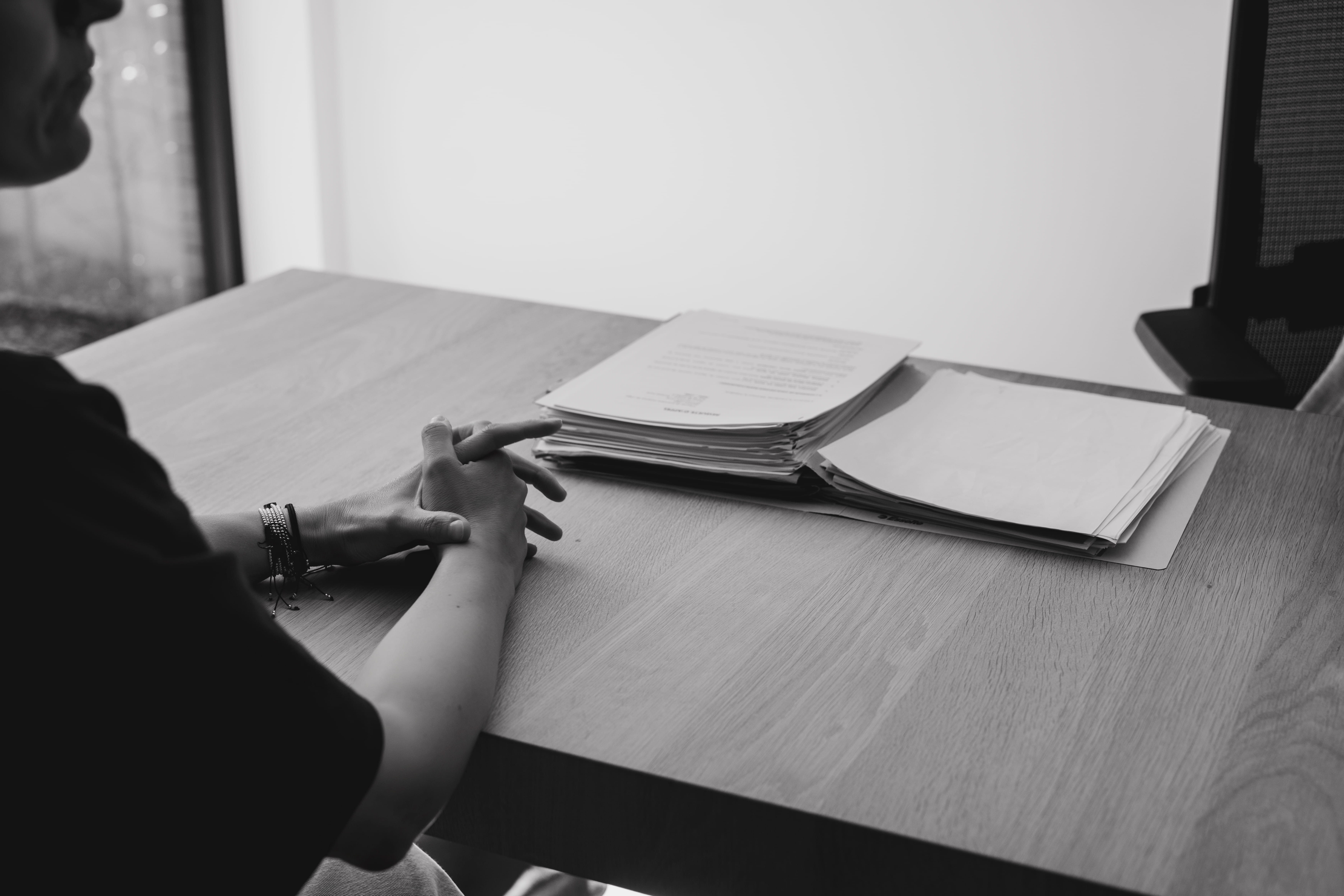 Échange entre un avocat du cabinet Lheureux et un client lors d'une consultation juridique.