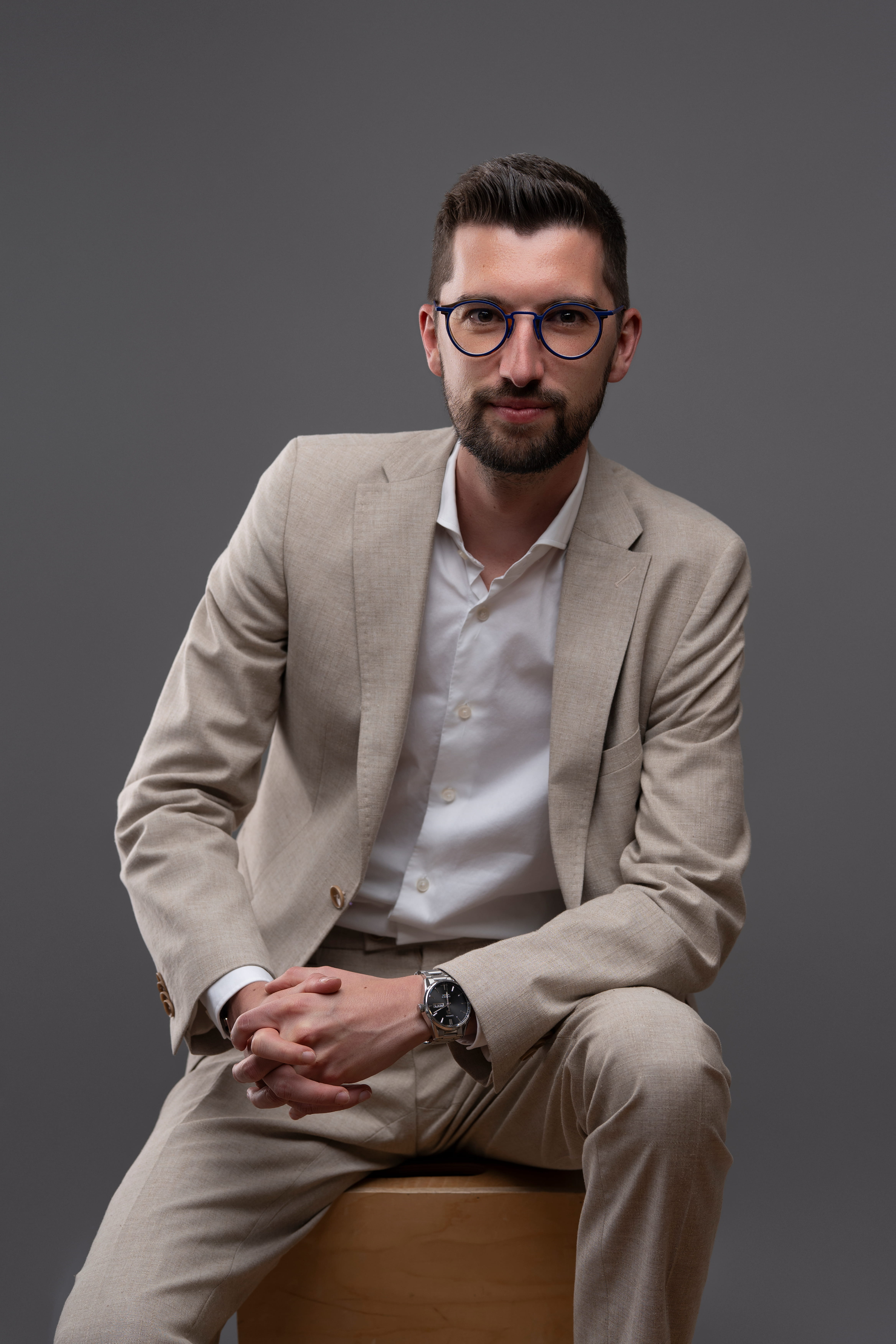 Maître Adrien Ceccato dans son cabinet à Liège, avocat en droit pénal, droit familial et droit du roulage.