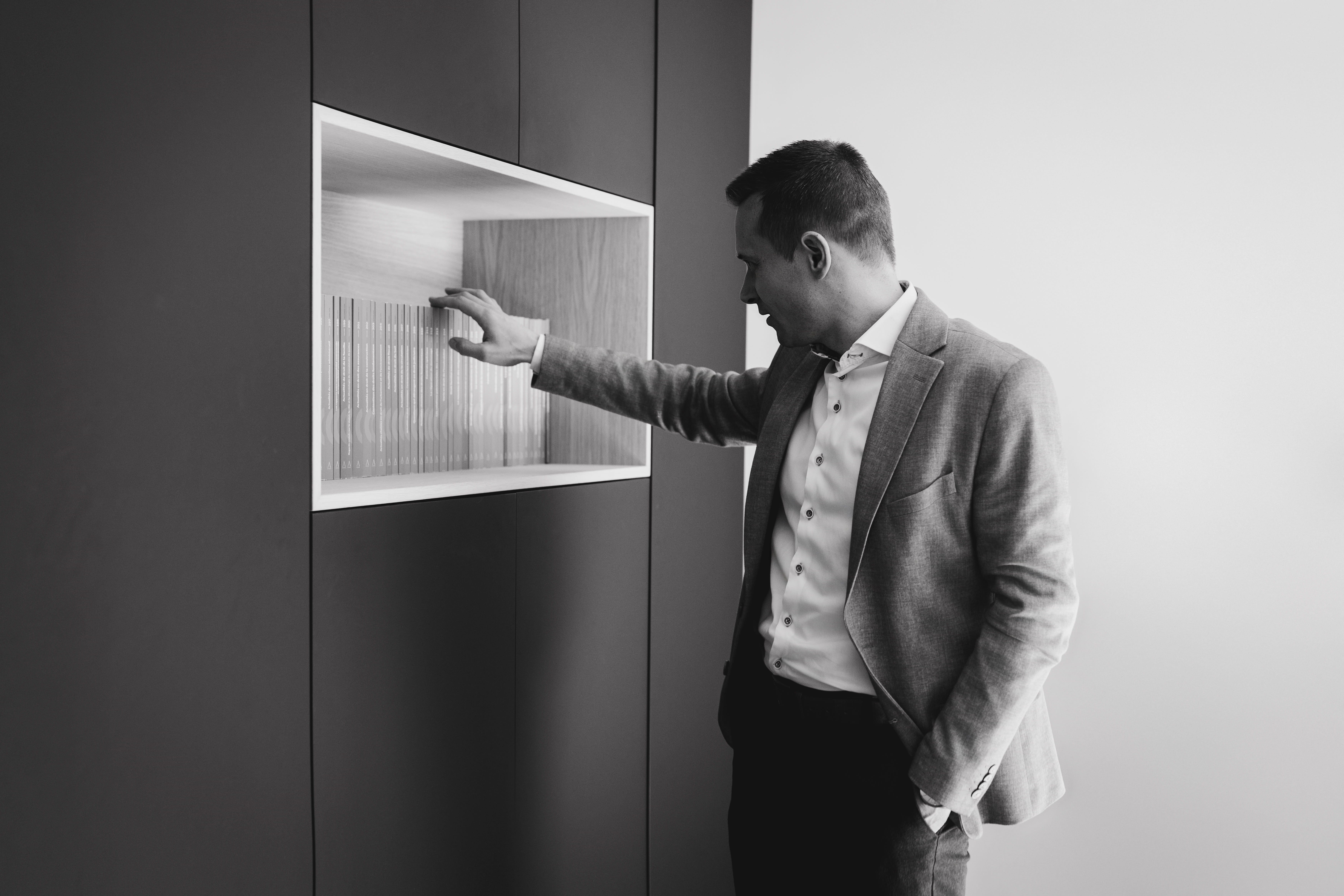 Maître Kenny Lheureux consultant des ouvrages juridiques dans la bibliothèque du cabinet.