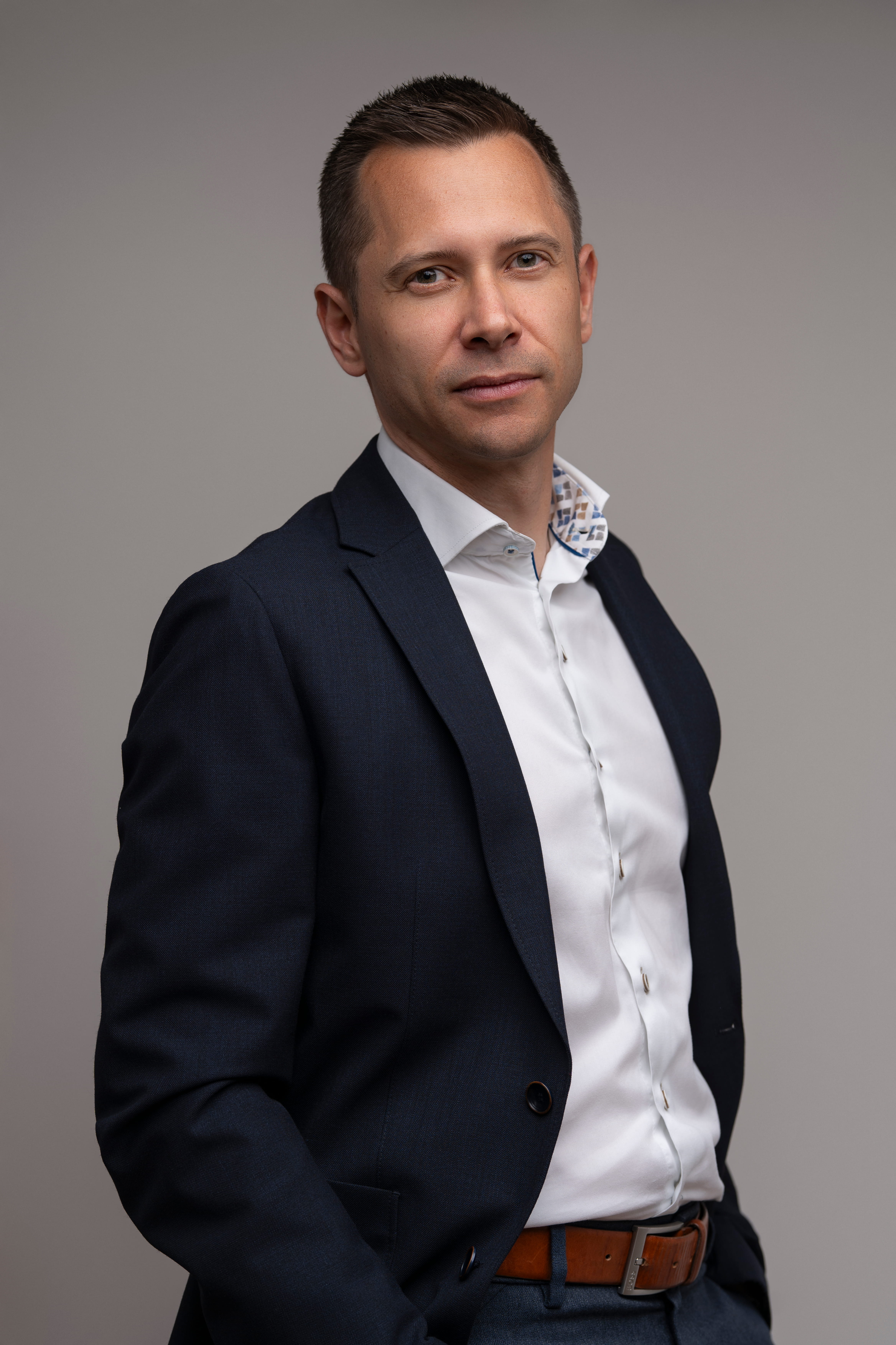 Maître Adrien Ceccato dans son cabinet à Liège, avocat en droit pénal, droit familial et droit du roulage.