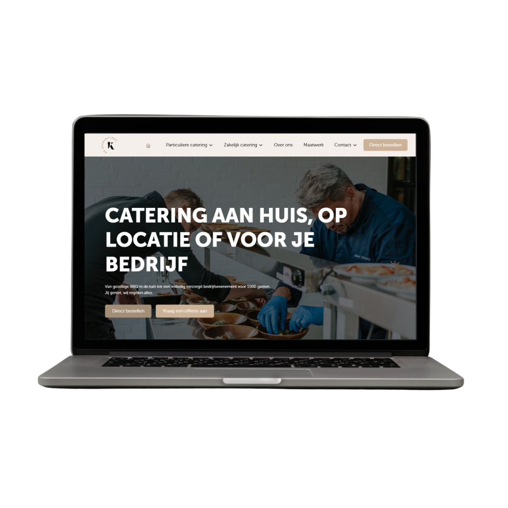 Laptop toont cateringwebsite met tekst over catering aan huis, op locatie of voor bedrijfevents.