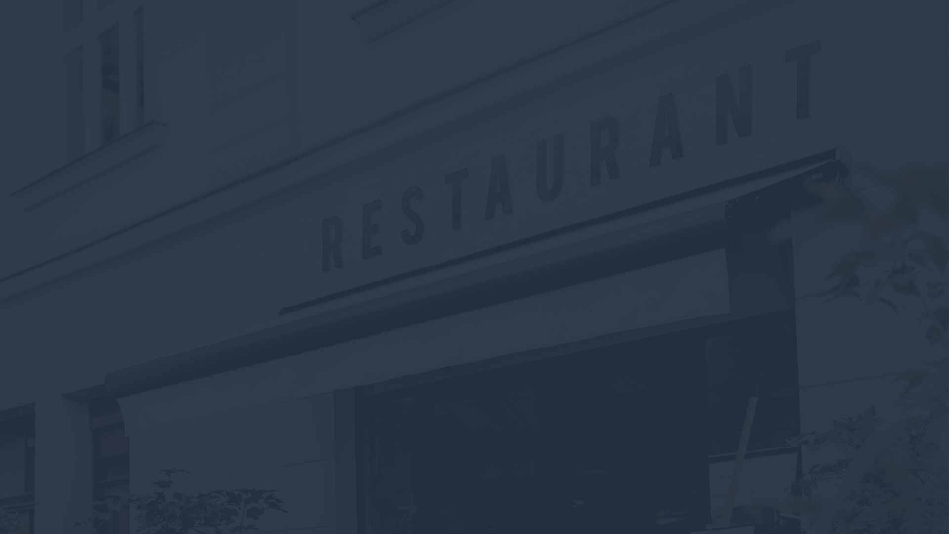 Vooraanzicht van een restaurantpand met grote ramen en een donkerkleurig gevelbord.