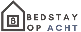 Logo van een huis met een ingebouwde klok en tekst 'IEDERSTAAT OP ACHT'.
