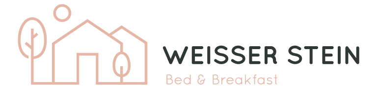Logo van Weisser Stein Bed & Breakfast met lichtbruine huislijn en bomen naast de tekst.
