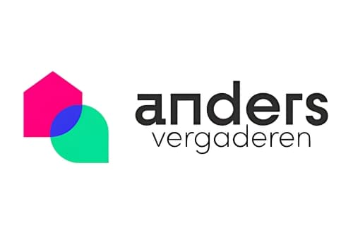 Logo van Anders Vergaderen met een roze huisvorm en groene bladvorm die overlappen.