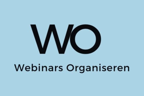 Logo met zwarte letters WO en de tekst Webinars Organiseren op een lichtblauwe achtergrond.