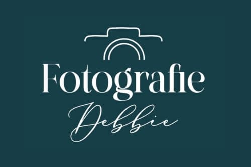 Logo met lijntekening van een camera boven de tekst 'Fotografie Debbie' op een blauwe achtergrond.
