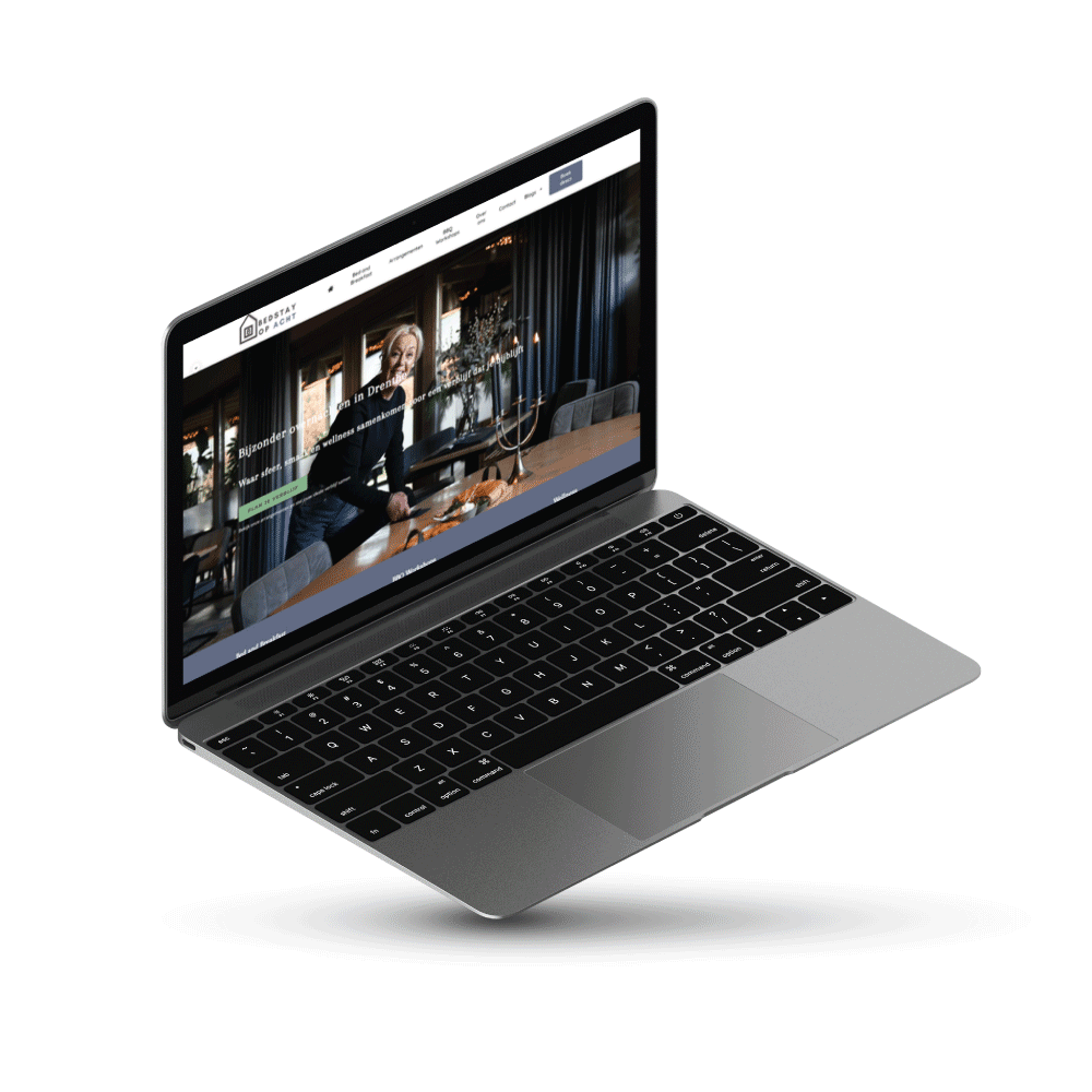 Laptop met een website van Bedstay op het scherm met een vrouw en een eettafel met kaarsen.