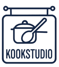 Een pictogram van een kookpan en lepel met de tekst 'KOOKSTUDIO' in een vierkant bord.