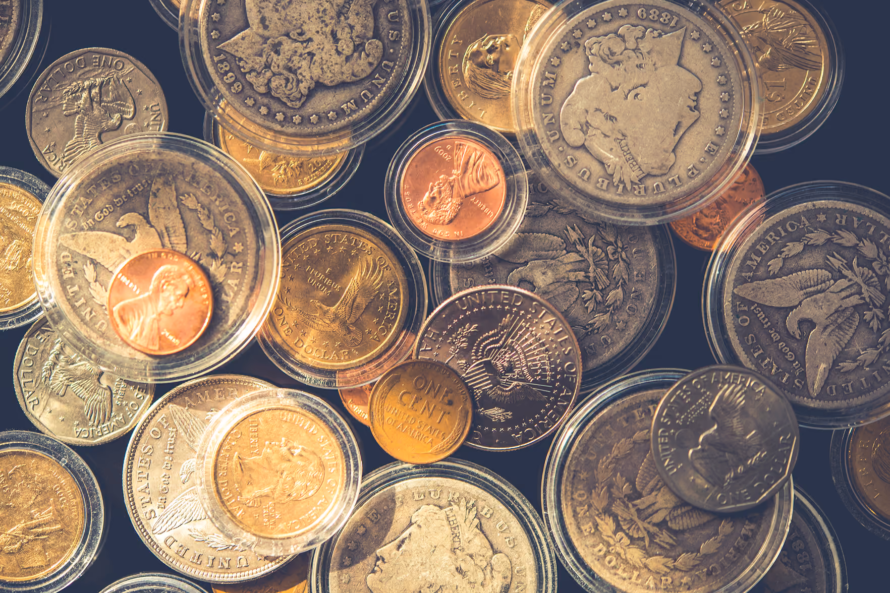 Coleção de moedas antigas e modernas dos Estados Unidos, incluindo centavos e dólares.
