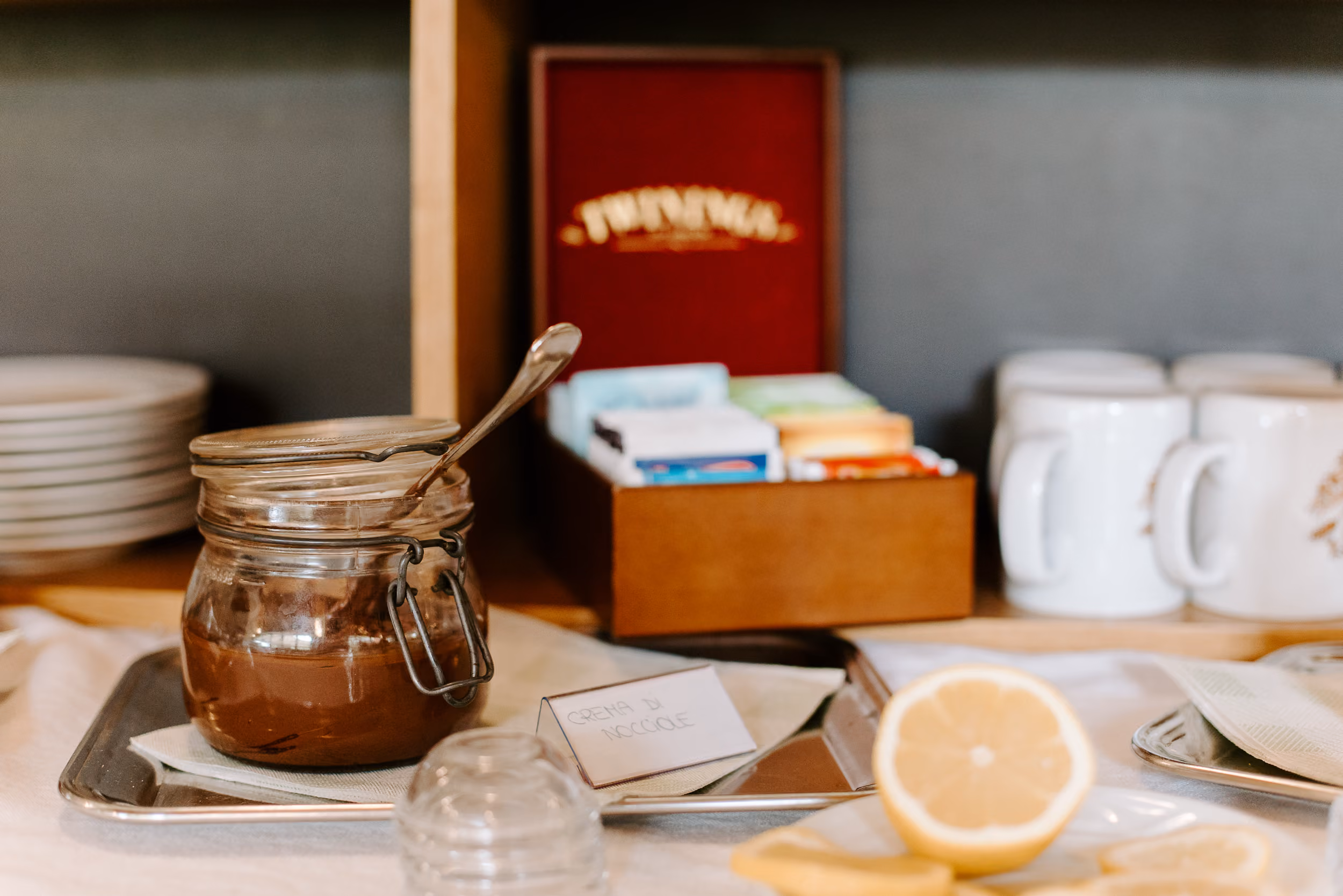 Set di tazze, tè, infusi e tisane di cortesia per gli ospiti del country residence.