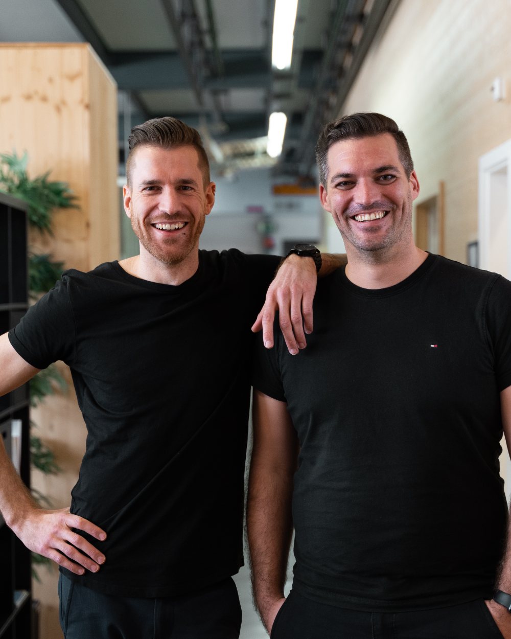 Pascal Borner und Nino Lanfranchi im BeeBase-Büro am Archplatz Winterthur