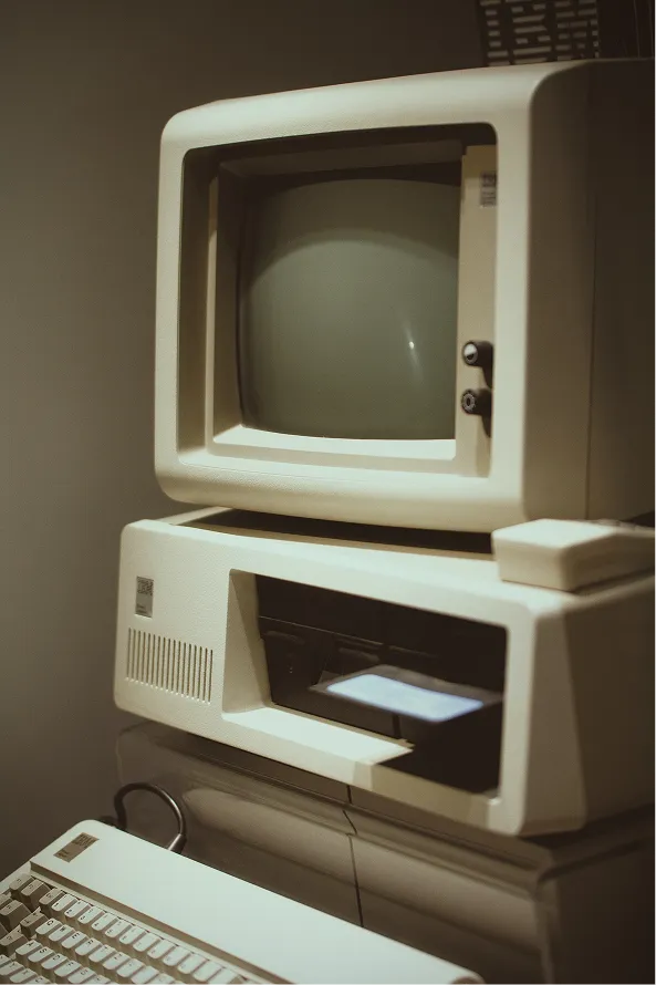 Ordinateur de bureau vintage avec écran cathodique beige et clavier
