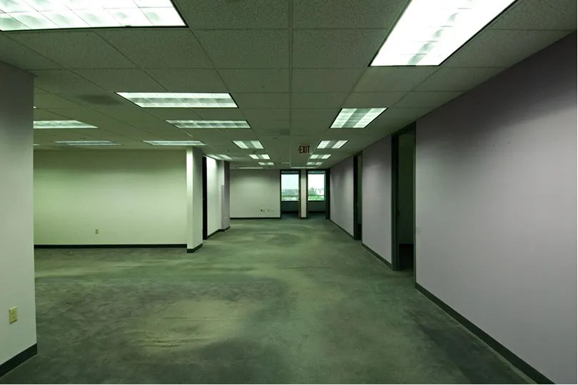 Plateau de bureaux vide éclairé aux néons, sans mobilier