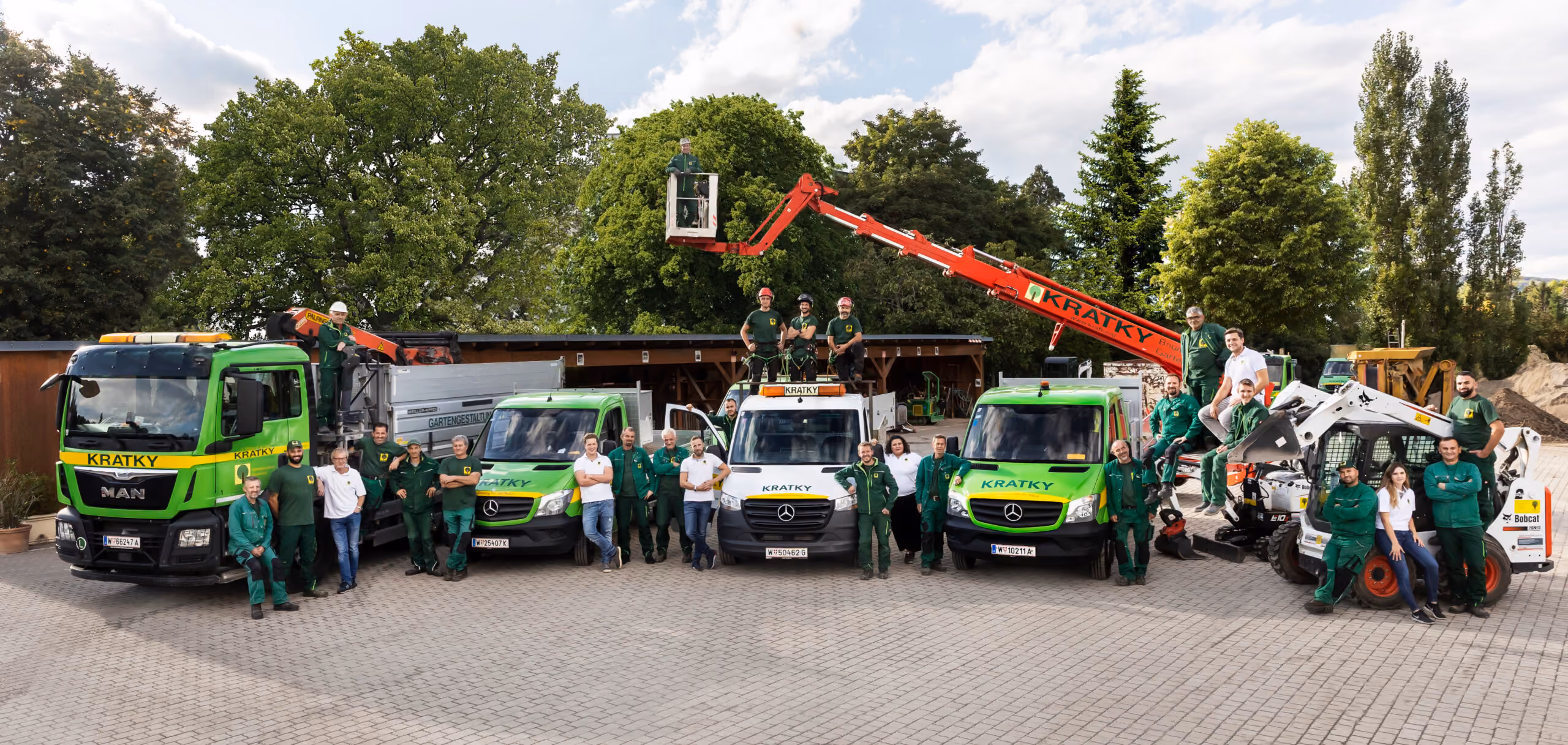 Kratky Team mit Fahrzeugen