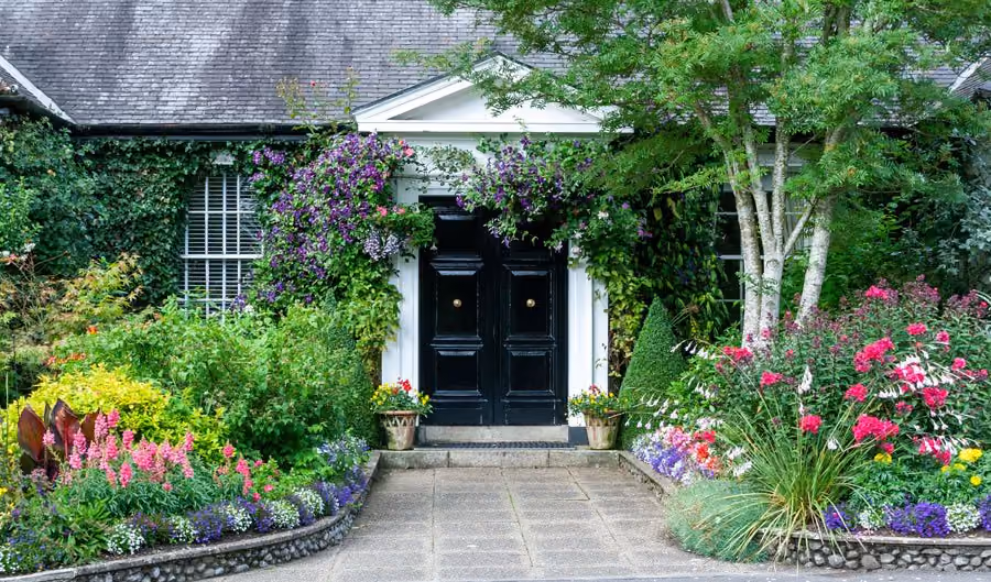 Schönes Haus mit buntem Garten und Blumen