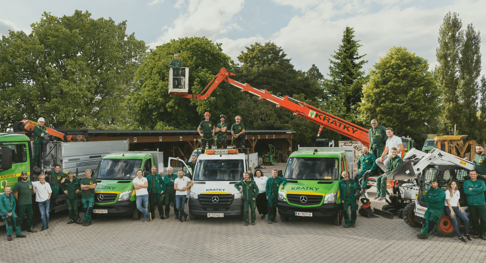 Gesamtes Kratky Team mit allen Lastfahrzeugen