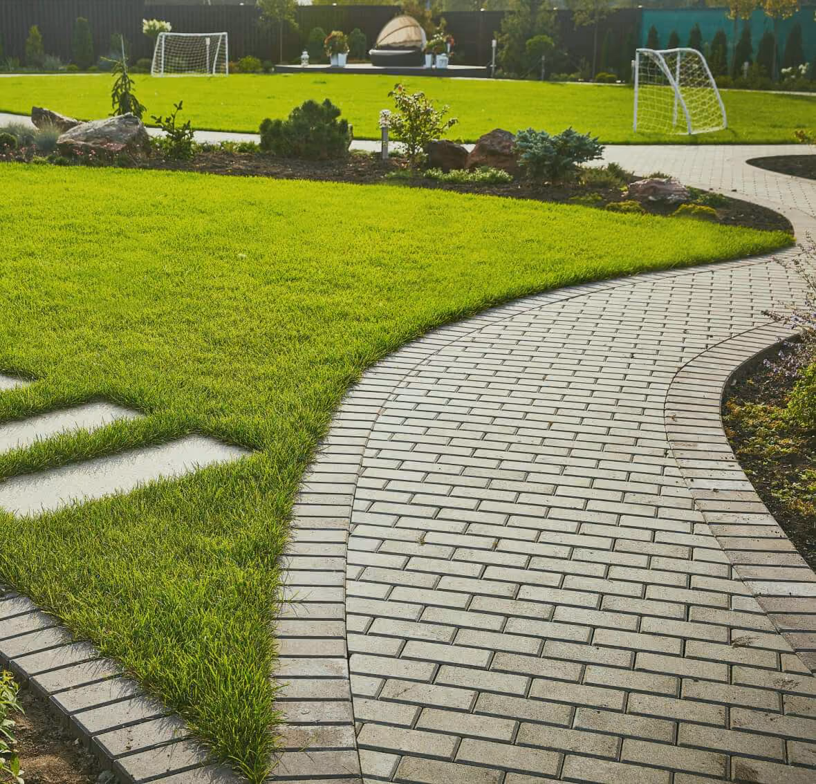 Wege und Pfade durch Gartenlandschaft