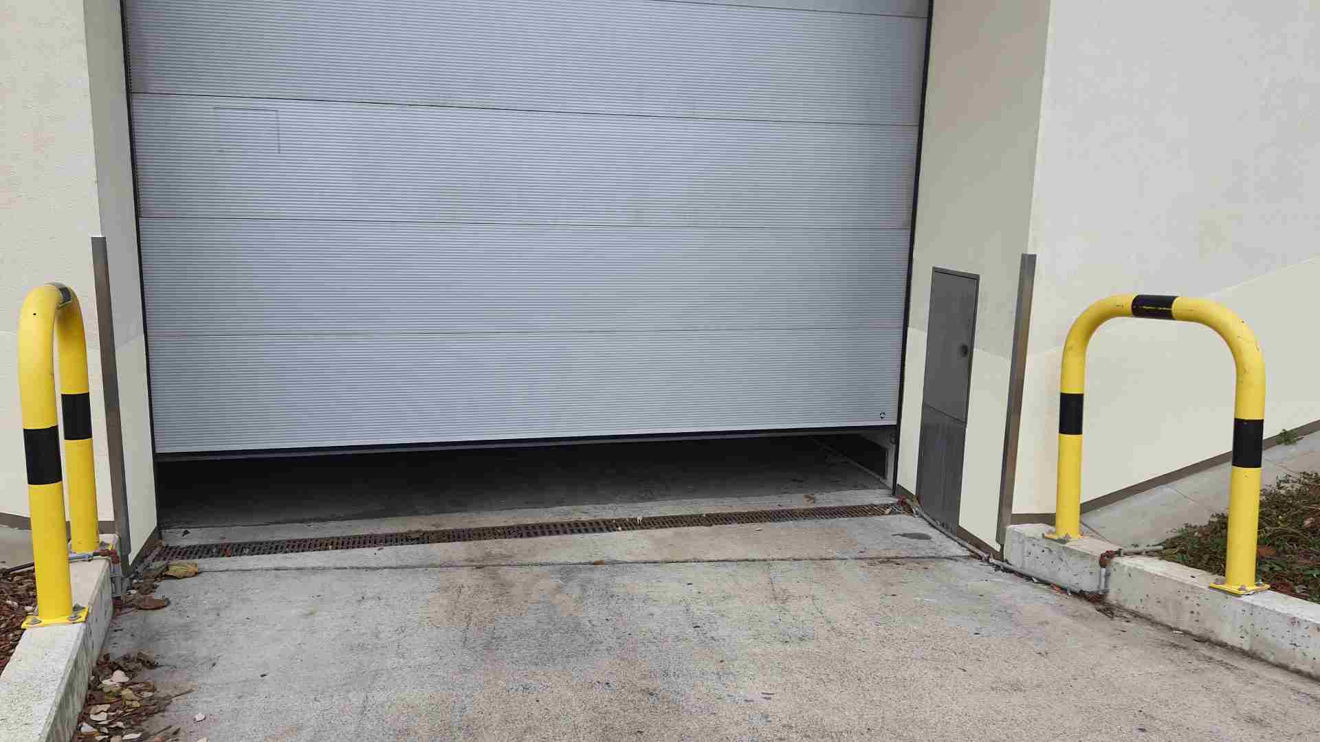 Sanierter Garagenbereich mit neu abgedichtetem Sockel
