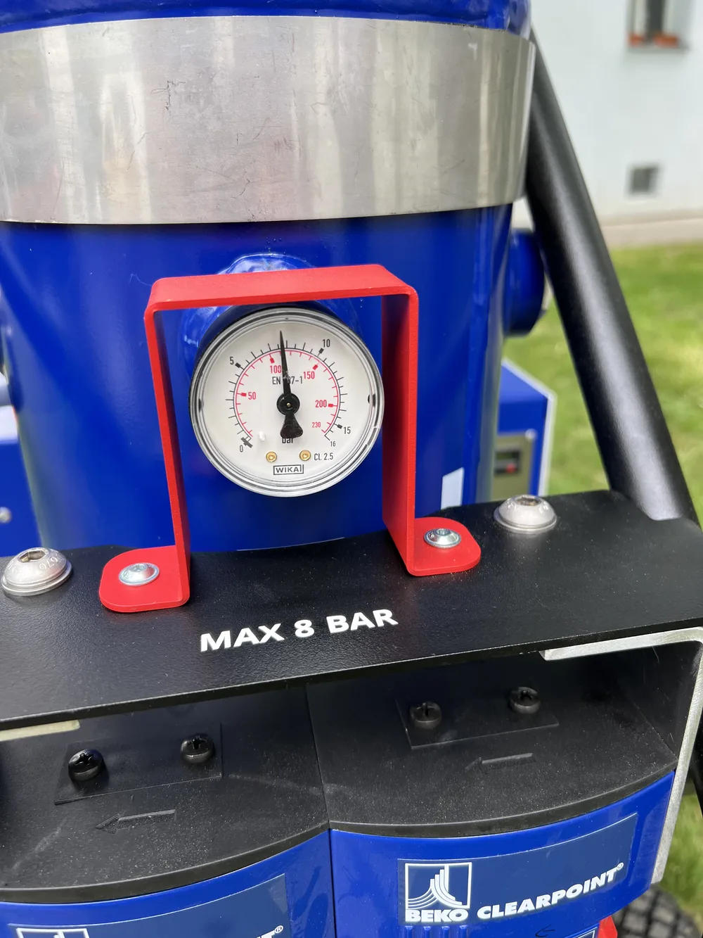 Nahaufnahme eines blauen Druckgeräts mit einem kreisrunden Manometer, das den Druck misst, und einem roten Schutzrahmen, auf dem ‚MAX 8 BAR‘ steht. Das Gerät trägt das Logo und den Namen ‚BEKO CLEARPOINT‘.