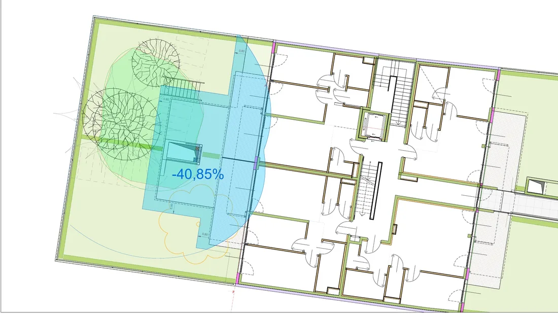 Lageplan mit Gebäudegrundriss, Baumstandorten und farbig markierten Flächen.