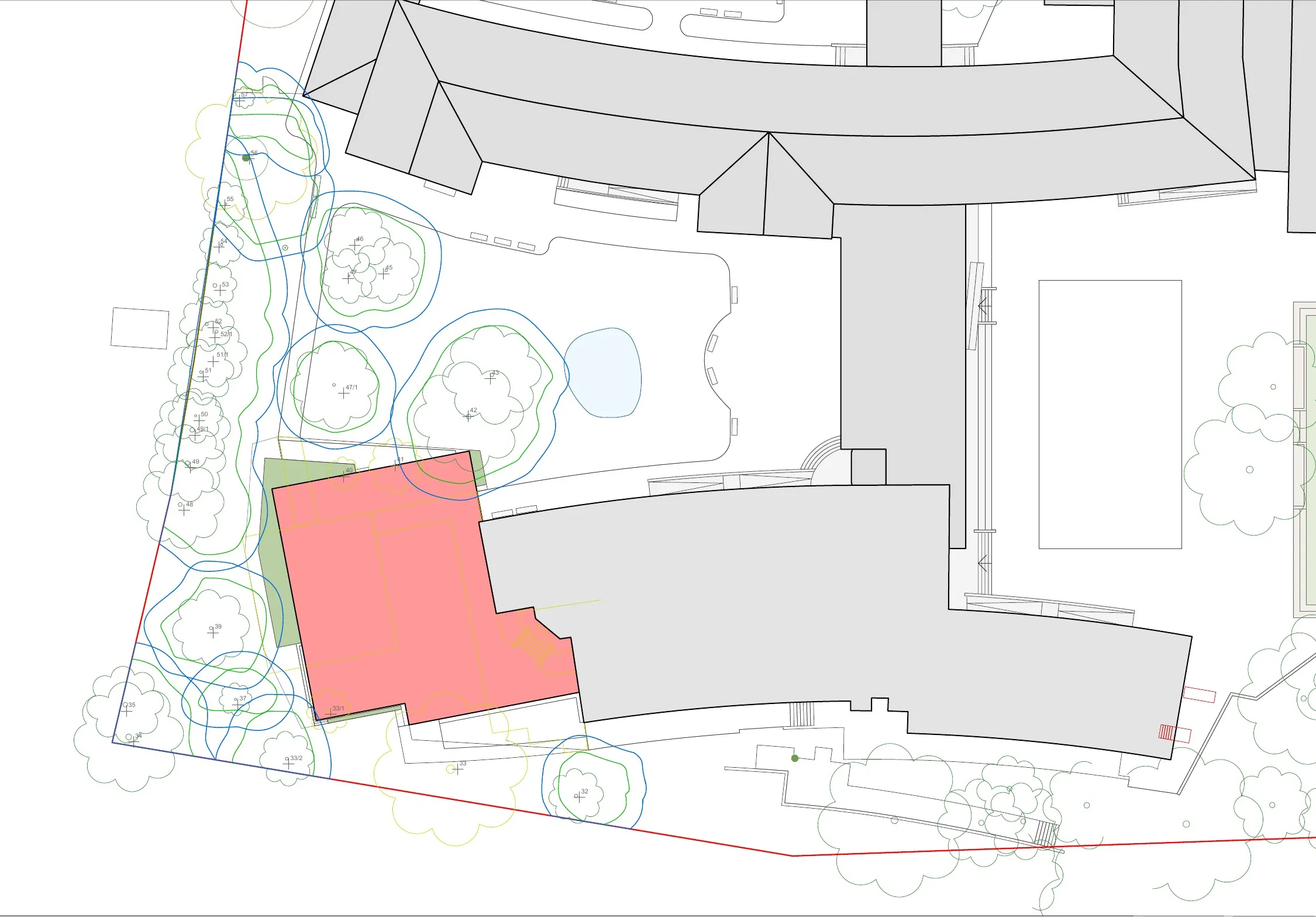 Lageplan mit Gebäuden, Baumstandorten und markierten Flächen zur GPS-Verortung.