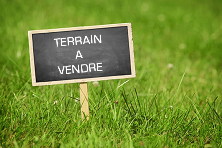 Terrain de construction avec vue sur les montagnes suisses représentant l'achat immobilier