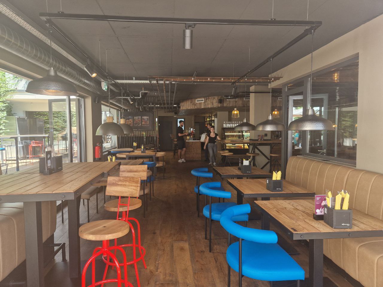 Vue d'ensemble salle de restaurant