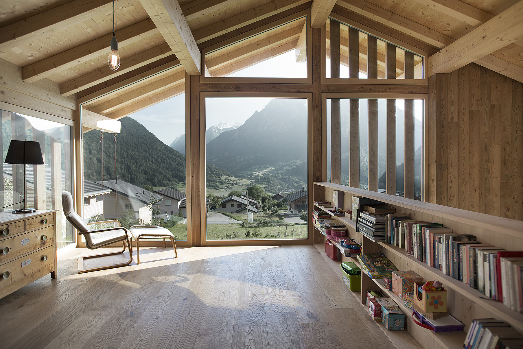 Intégration de rangements dans le garde corps de la mezzanine d'une villa familiale