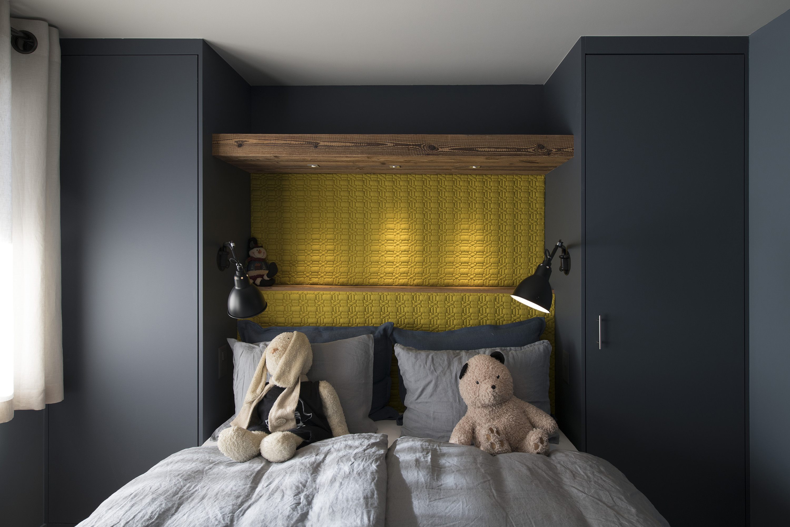 Meuble pont de lit dans la rénovation d'un appartement