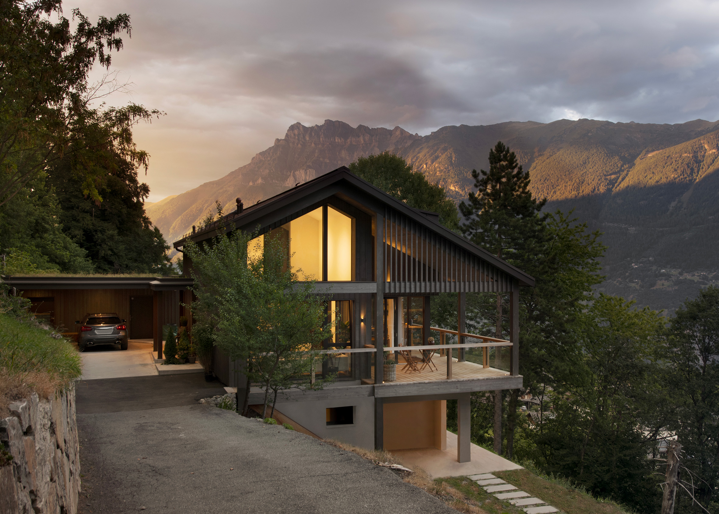 Villa MKN à Salvan, façades bois teinté face à la vallée du Rhône