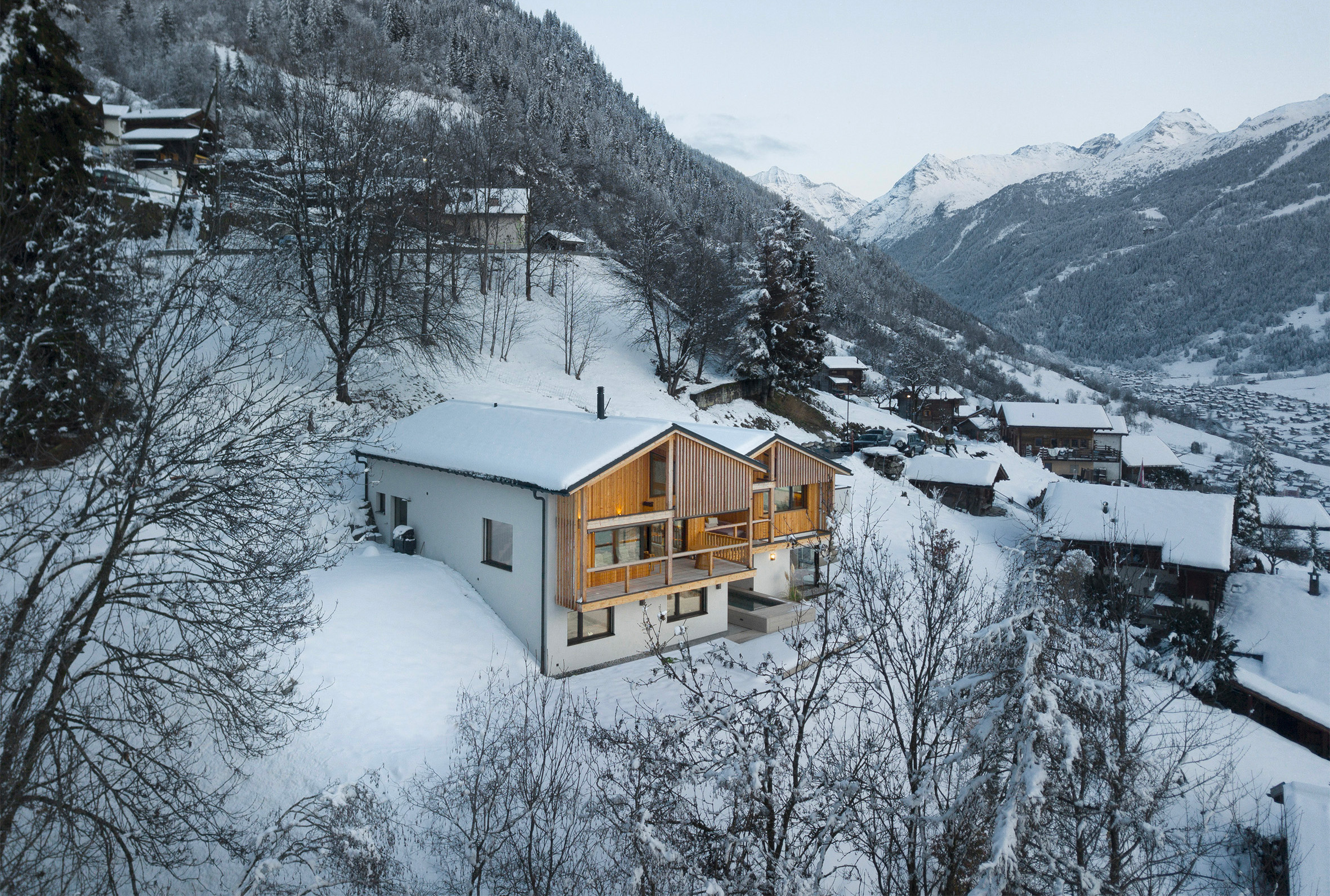 Villa MLL à Fontenelle, façades en poteaux-poutres face à la vallée de Bagnes
