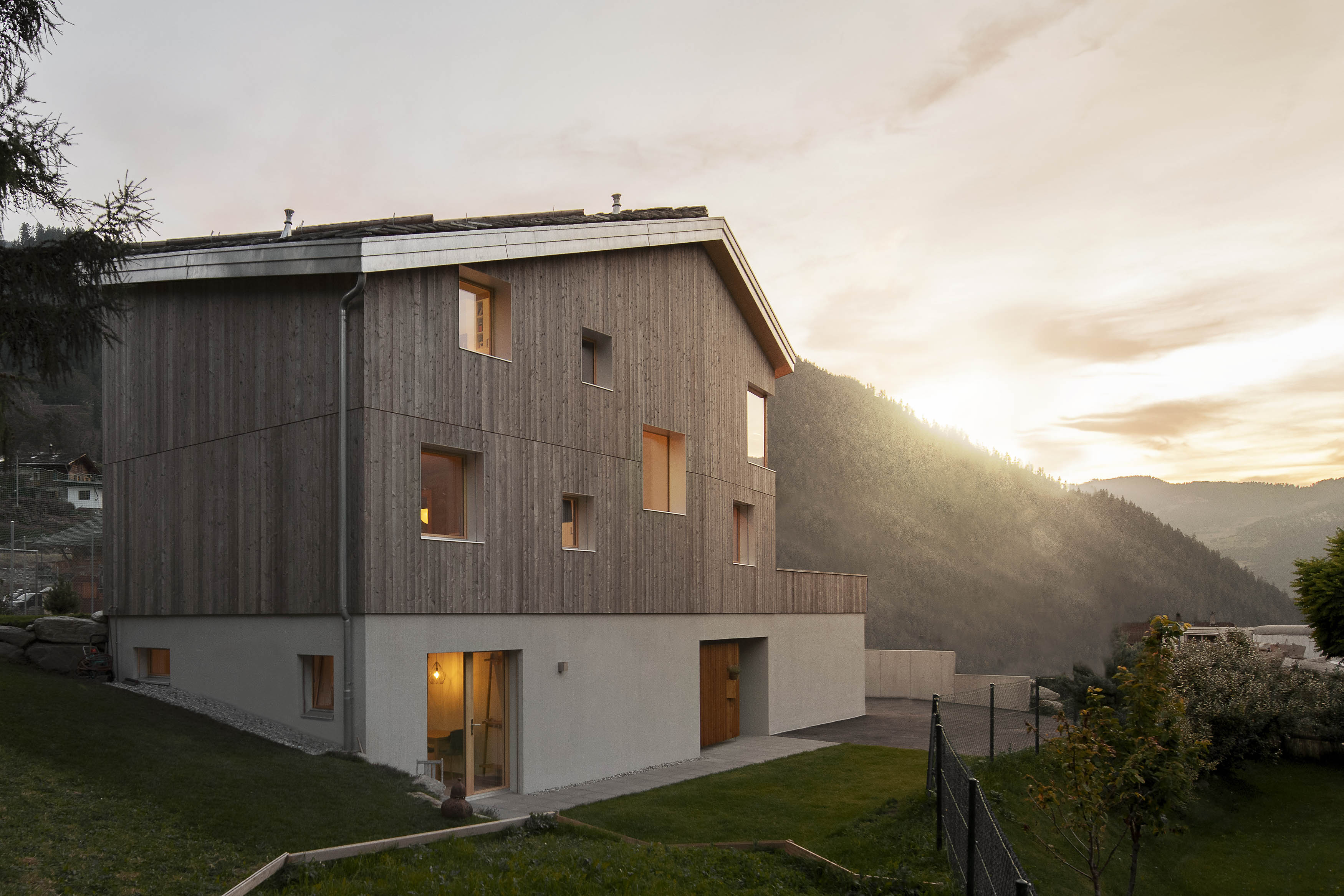 Villa CLV à Bruson, loggia sud et fenêtre d'angle ouverte sur Verbier