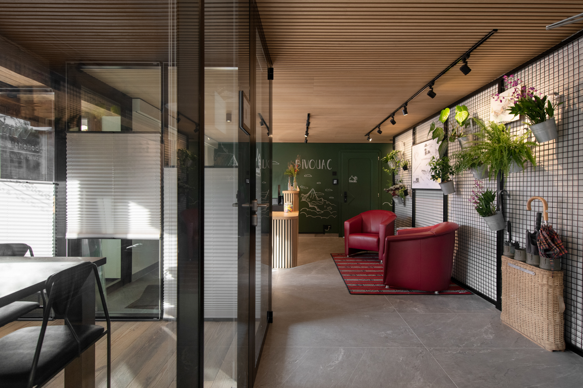 Bureaux partagés Le Bivouac à Verbier, cloisons vitrées et lumière naturelle