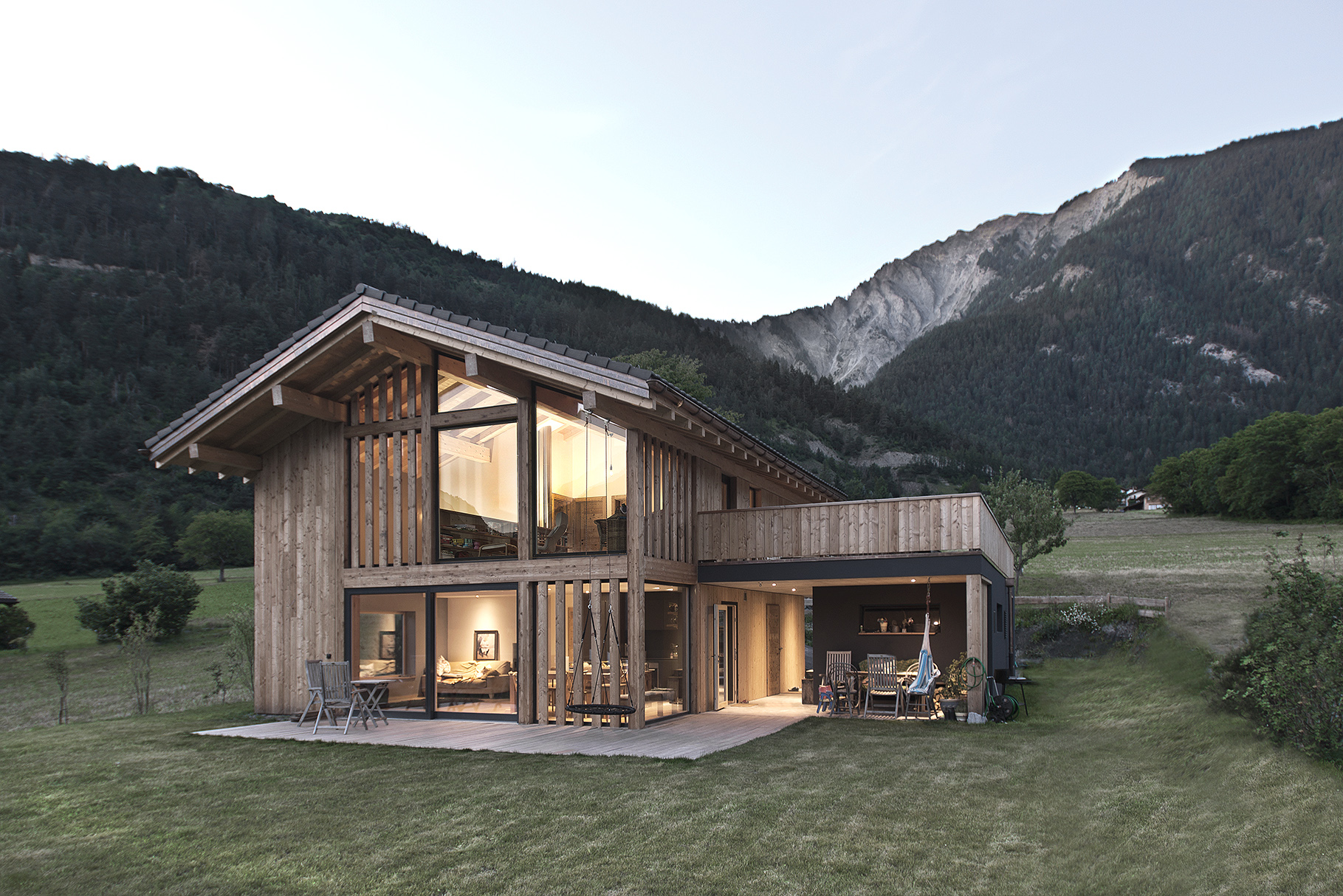 Villa CRN à Vollèges, façades mixtes bois et maçonnerie face à la vallée d'Entremont