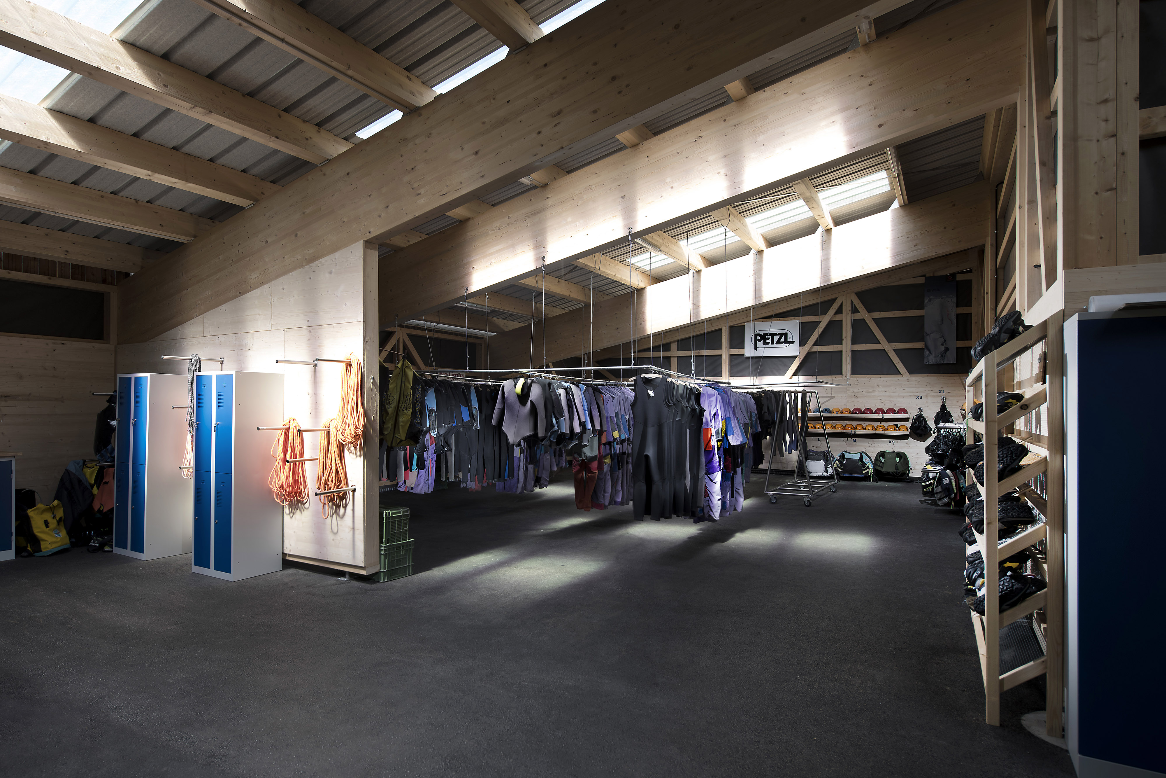 Halle, sport outdoor, canyoning, stockage matériel, Salvan, Alp'Architecture