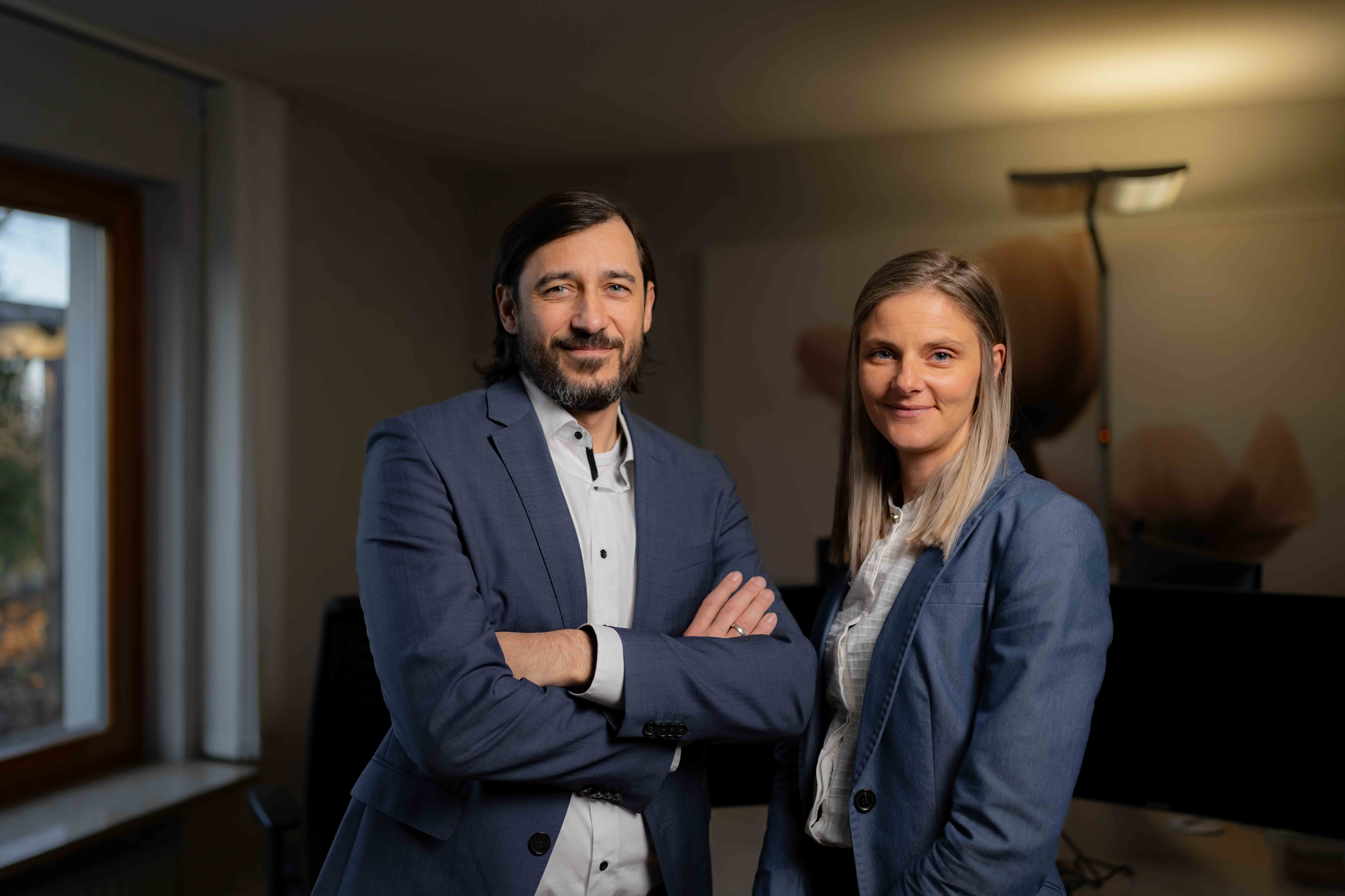 Zwei Mitarbeitende der bITma solutions im Beratungsgespräch im Büro in Erlangen