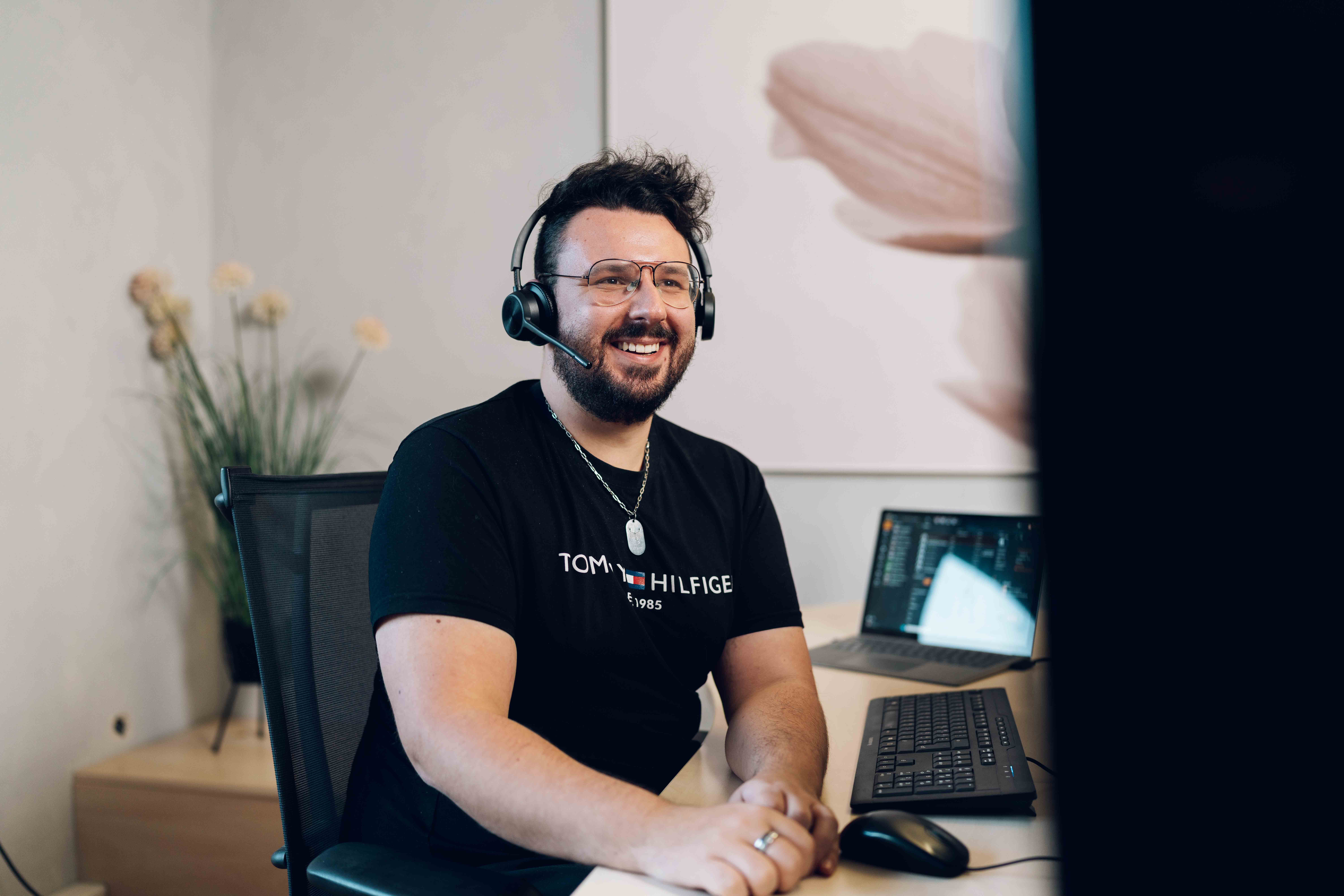 IT-Techniker mit Headset bei der Fernwartung im bITma-Büro