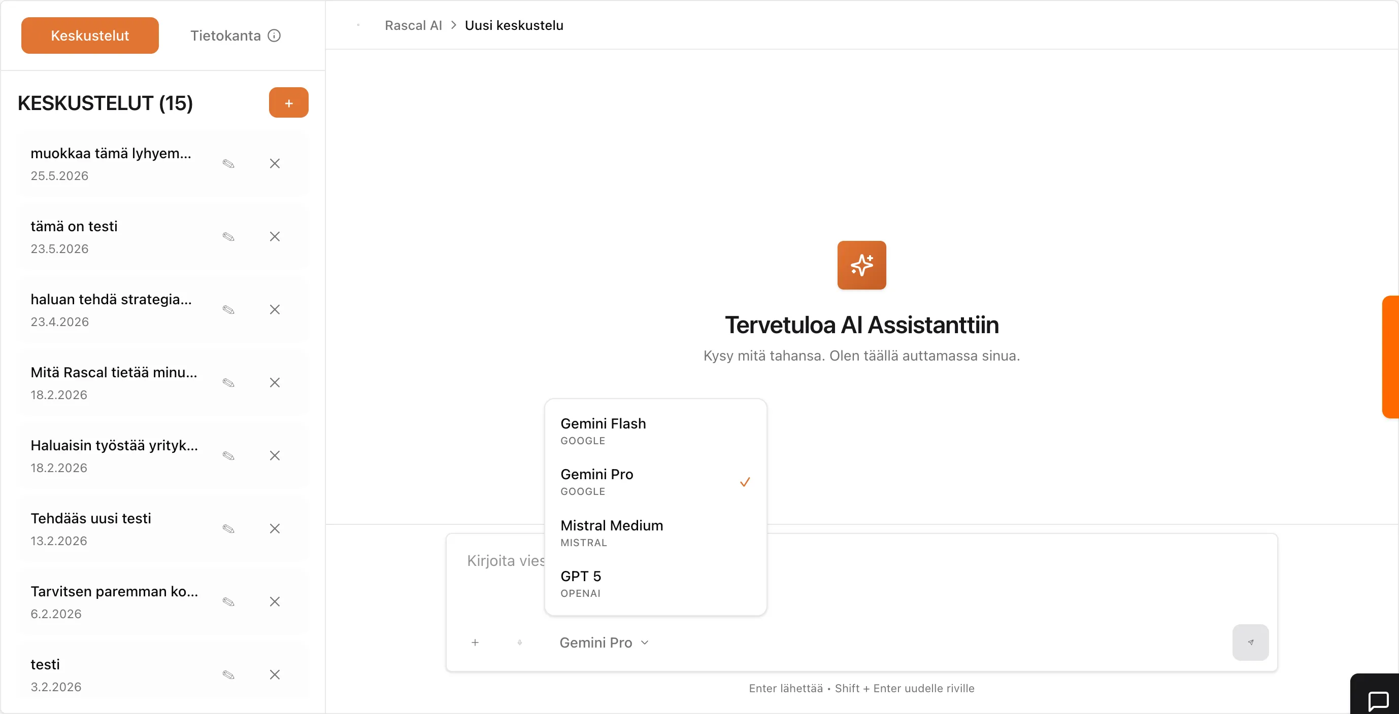 Käyttöliittymä näyttää tekoälyassistentin keskustelunäkymän, jossa voi valita eri tekoälymalleja, kuten Gemini Pro ja GPT 5.