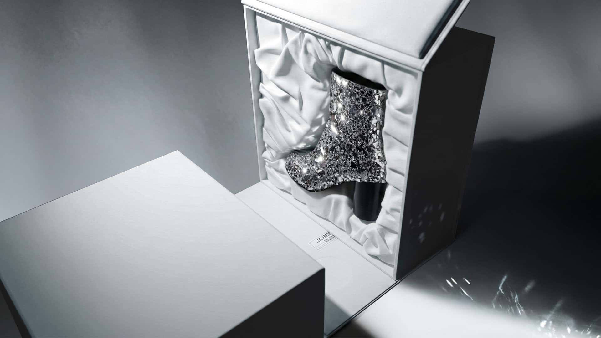 Maison Margiela Packaging Design Tabi Collector Box_Boot Insert Broken Mirror