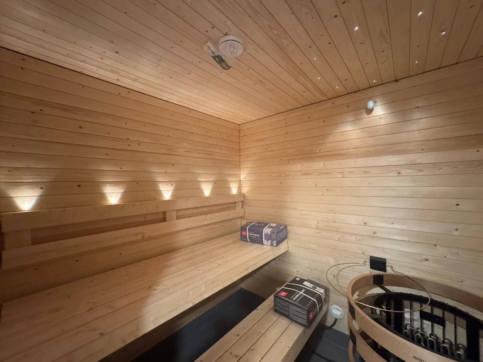 Paneloitu sauna laadukkaalla puuverhouksella