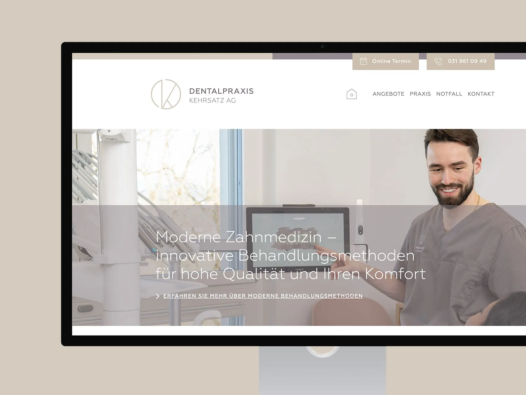 Zahnarzt in grauer Uniform zeigt einem Patienten digitale Zahnaufnahmen im Behandlungsraum.