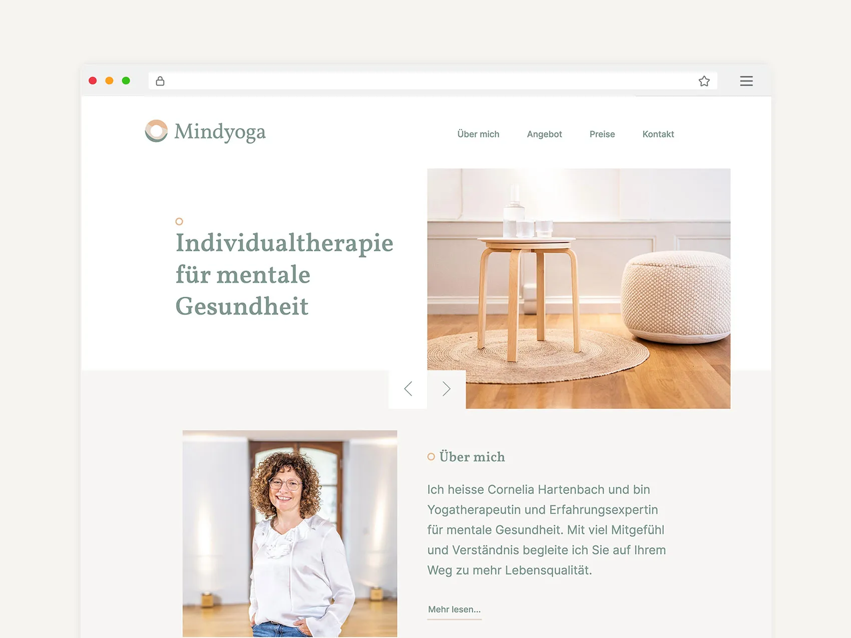 MindYoga Website mit Text zu mentaler Gesundheit und Bild von Frau Cornelia Hartenbach im Yogaraum.