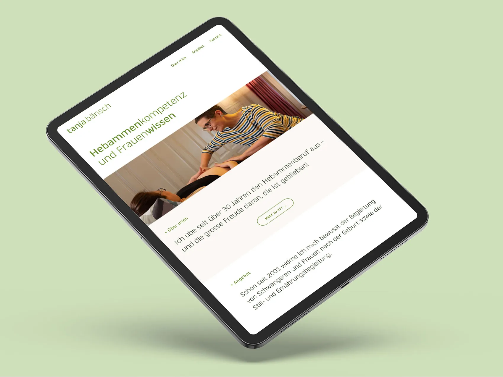Tablet zeigt Website einer Hebamme mit Bild von Behandlung und Text zu Hebammenkompetenz und Frauenwissen.